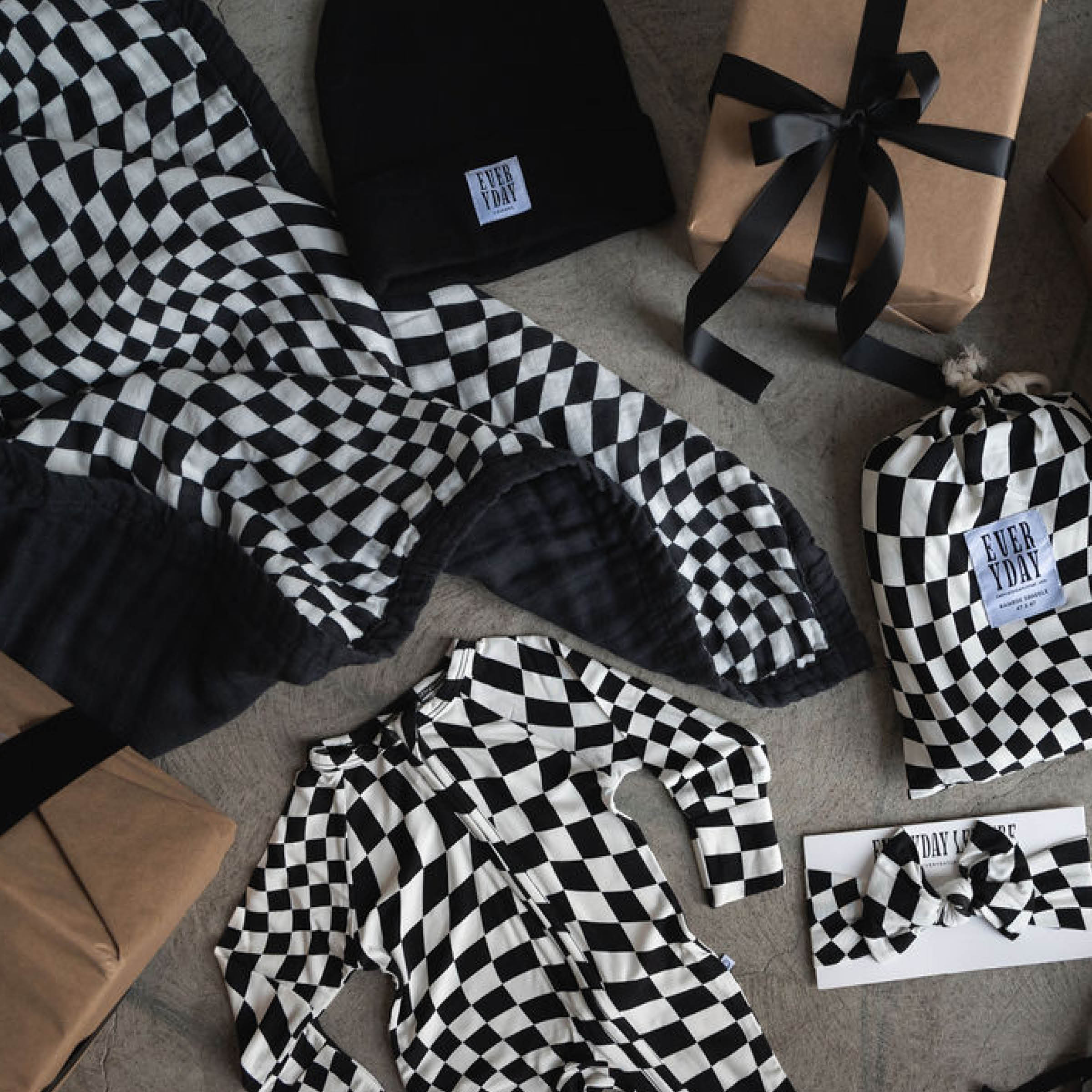 B&W Wavy Checker | Reversible Muslin Quilt