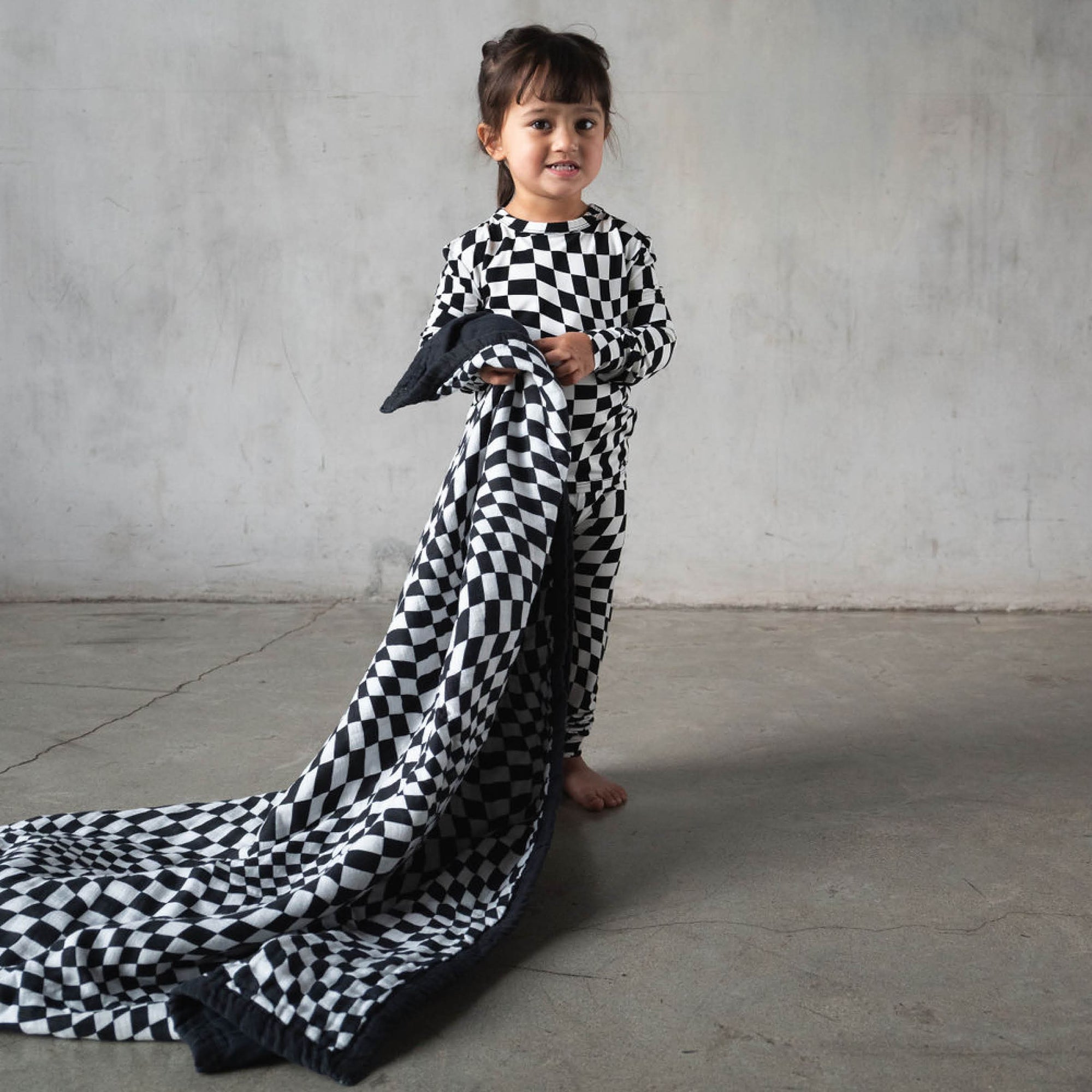 B&W Wavy Checker | Reversible Muslin Quilt